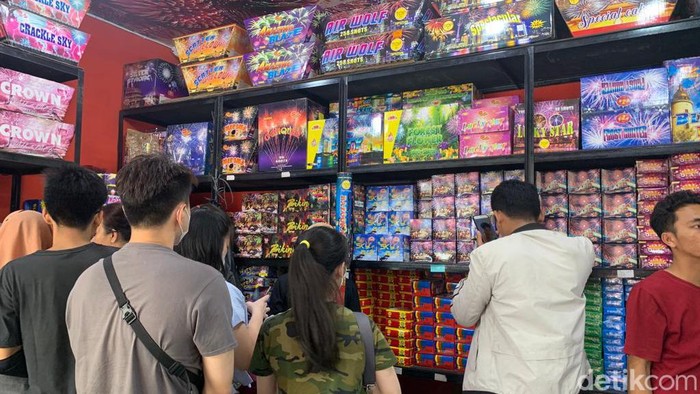 Para pembeli saat melihat aneka kembang api di RR Firework, Jalan Teuku Cik Ditiro Medan. (Kartika Sari/detikSumut)