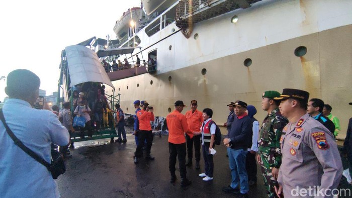 Para wisatawan yang sempat terjebak di Karimunjawa tiba di Pelabuhan Semarang, Rabu (28/12/2022).
