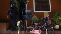 Pada Oktober, lebih dari 2.000 tentara dan polisi mengepung dan menutup Comasagua untuk mencari anggota geng jalanan yang dituduh melakukan pembunuhan.  