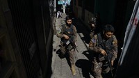 Anggota tentara Salvador berpatroli di jalan-jalan dan rumah-rumah selama Operasi Anti-Geng di komunitas Tutunichapa, San Salvador, El Salvador, Selasa (27/12/2022).  
