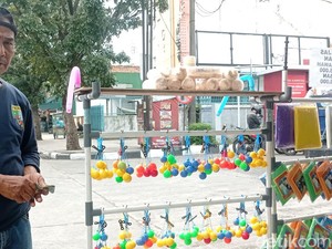 Raup Cuan dari Berjualan Mainan Musiman di Bandung