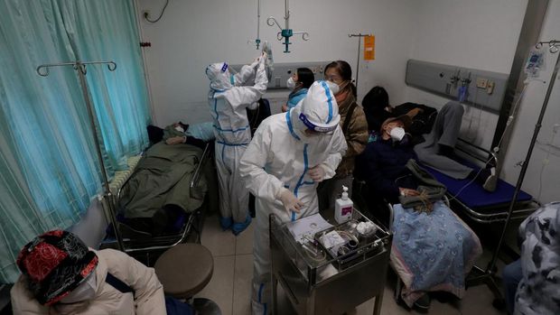 Pekerja medis merawat pasien di unit perawatan intensif departemen darurat di rumah sakit Chaoyang Beijing, di tengah wabah penyakit coronavirus (COVID-19) di Beijing, Cina ( 27/12/2022). (VIA REUTERS/CHINA DAILY)