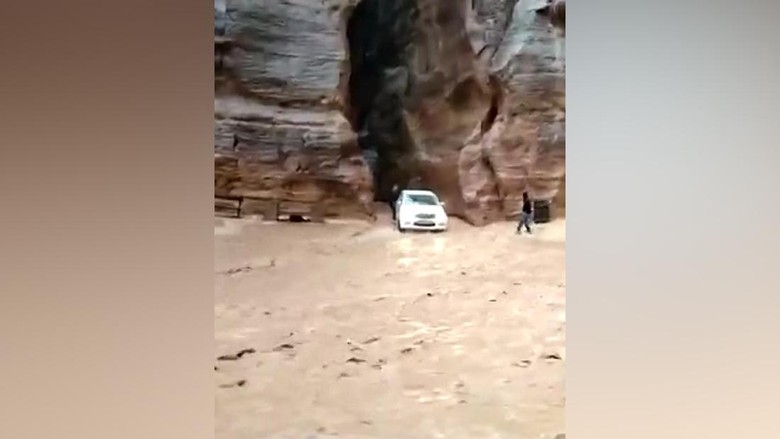 Penampakan Banjir di Kota Kuno Petra Yordania, Para Wisatawan Dievakuasi! Kota kuno Petra, Yordania dilanda banjir pada Senin (26/12). Para wisatawan yang mengunjungi situs bersejarah ini segera dievakuasi oleh pihak otoritas setempat.