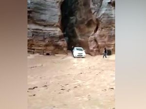 Kota Kuno Petra Banjir, 1.700 Turis Dievakuasi