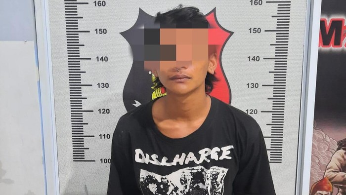 Pengamen berinisial AK (18) saat diamankan Polsek Tanjungpinang Timur.(Dok Polsek Tanjungpinang Timur)