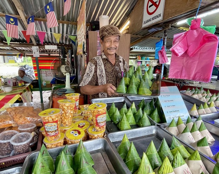 Kakek penjual nasi lemak yang harganya hanya Rp 3.000-an