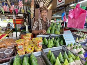 Murah Banget! Kakek Ini Jual Nasi Lemak Seharga Rp 3 Ribuan