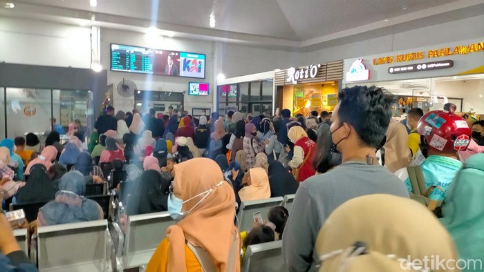 Penumpang di Stasiun Pasar Turi