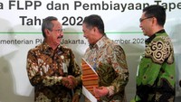 Direktur Consumer Bank BTN Hirwandi Gafar menunjukkan naskah perjanjian kerjasama penyaluran KPR Sejahtera FLPP dan Pembiayaan Tapera didampingi Komisioner BP Tapera Adi Setianto, Sekretaris Jenderal Kementerian PUPR Mohammad Zainal Fatah dan Deputi Komisioner BP Tapera Bidang Pemanfaatan Dana Arief Baginda Siregar di Jakarta, Rabu (28/12).