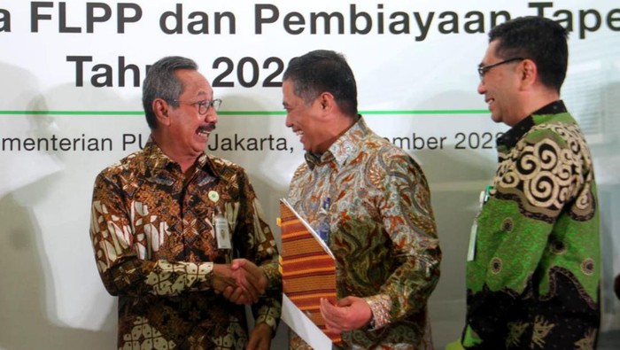 Perbankan Terdepan di Penyaluran KPR FLPP Direktur Consumer Bank BTN Hirwandi Gafar menunjukkan naskah perjanjian kerjasama penyaluran KPR Sejahtera FLPP dan Pembiayaan Tapera didampingi Komisioner BP Tapera Adi Setianto, Sekretaris Jenderal Kementerian PUPR Mohammad Zainal Fatah dan Deputi Komisioner BP Tapera Bidang Pemanfaatan Dana Arief Baginda Siregar di Jakarta, Rabu (28/12). Bank BTN tetap menjadi yang terdepan dan memegang peranan dalam penyaluran KPR FLPP dan Tapera dengan penghargaan dari BP Tapera sebagai bank terbaik dalam penyaluran KPR FLPP dan bank dengan pertumbuhan tertinggi secara year on year.
