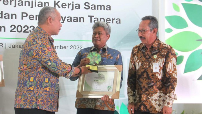 Perbankan Terdepan di Penyaluran KPR FLPP Direktur Consumer Bank BTN Hirwandi Gafar menunjukkan naskah perjanjian kerjasama penyaluran KPR Sejahtera FLPP dan Pembiayaan Tapera didampingi Komisioner BP Tapera Adi Setianto, Sekretaris Jenderal Kementerian PUPR Mohammad Zainal Fatah dan Deputi Komisioner BP Tapera Bidang Pemanfaatan Dana Arief Baginda Siregar di Jakarta, Rabu (28/12). Bank BTN tetap menjadi yang terdepan dan memegang peranan dalam penyaluran KPR FLPP dan Tapera dengan penghargaan dari BP Tapera sebagai bank terbaik dalam penyaluran KPR FLPP dan bank dengan pertumbuhan tertinggi secara year on year.