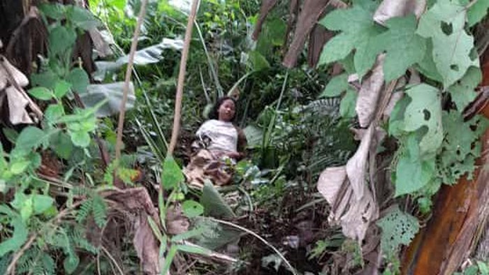 Perempuan ditemukan tergeletak lemas dalam semak-semak di Klapanunggal, Bogor.