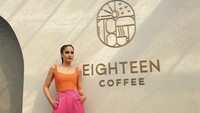 Jalan-jalan ke Bandung, Cinta mampir ngopi di Eighteen Coffee. Ia yang tengah mengenakan outfit kece tak lupa mengabadikan momen di depan kafe.