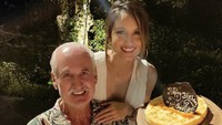 Cinta adalah anak tunggal yang dekat dengan orang tuanya. Saat ulang tahun sang ayah, ia memberikan kejutan manis berupa kue ulang tahun.