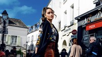 Pemotretan di luar negeri jadi salah satu agenda seru Cinta Laura. Ia terlihat keren berpose di depan gerai restoran pizza dan Starbucks.
