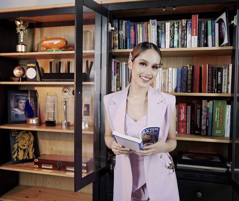 Pesona Cinta Laura Saat Pose Minum Cantik dan Masak Makanan Sehat