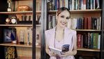 Pesona Cinta Laura Saat Ngopi dan Masak Makanan Sehat