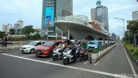 Halte Tosari merupakan salah satu halte ikonik seperti halte Bundaran HI. Halte Tosari ini berada tepat di sisi selatan Monumen Selamat Datang.o
