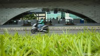 Driver ojol melintas di samping Halte TransJ Tosari.