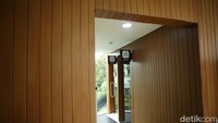 Adapun fasilitas yang tersedia pada halte Tosari antara lain toilet umum, toilet khusus bagi disabilitas, musala, ruang retail, hingga anjungan yang di sisi utara dan selatan halte.