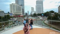Pengunjung berfoto di anjungan Halte TransJakarta Tosari.