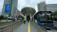 Warga beraktivitas di Halte Tosari, Jakarta, Rabu (28/12/2022).