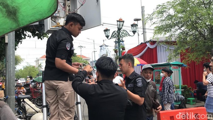 Petugas Polda DIY memasang CCTV portabel untuk pantauan lalu lintas saat tahun baru, Rabu (28/12/2022).