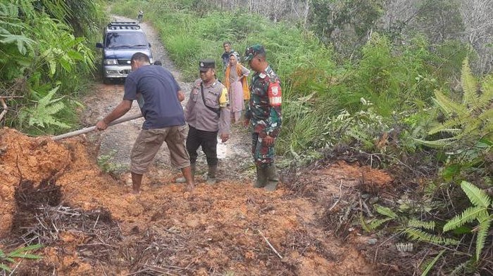 Petugas saat membersihkan jalan yang tertimbun longsor di Tapsel (Dok. Polres Tapsel)