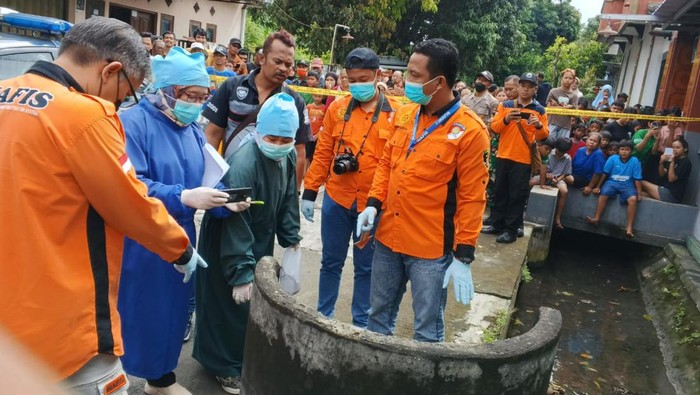 Polisi melakukan olah TKP penemuan mayat bayi di Pedukuhan Tanjung, Bangunharjo, Sewon, Bantul. Rabu (28/12/2022).