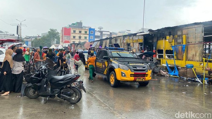 Polisi melakukan pengamanan di area kebakaran Pasar Sentral Makassar.