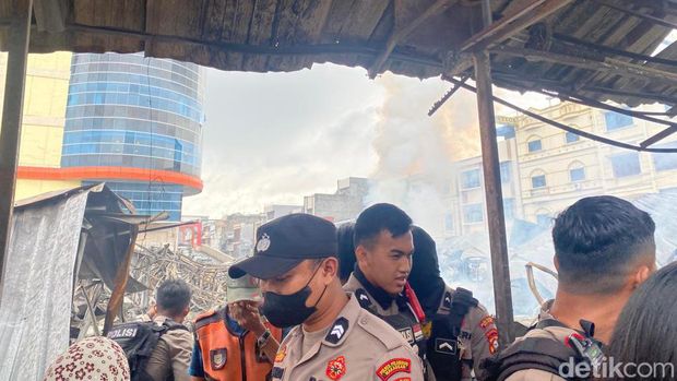 Polisi menembakkan gas air mata di Pasar Sentra Makassar.