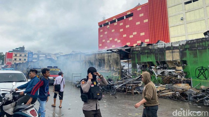 Polisi menembakkan gas air mata di Pasar Sentra Makassar.