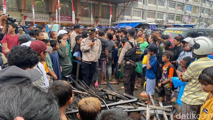 Polisi mengamankan cekcok antara pedagang dan pemulung di Pasar Sentral Makassar.