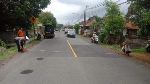 Polsek Banjar saat melakukan olah tempat kejadian perkara (TKP)  kecelakaan maut di Jalan Raya Singaraja-Gilimanuk, sebelah barat SPBU Dencarik, Banjar Dinas Bajangan, Desa Dencarik, Kecamatan Banjar, Kabupaten Buleleng, Bali, Selasa (27/12/2022).
