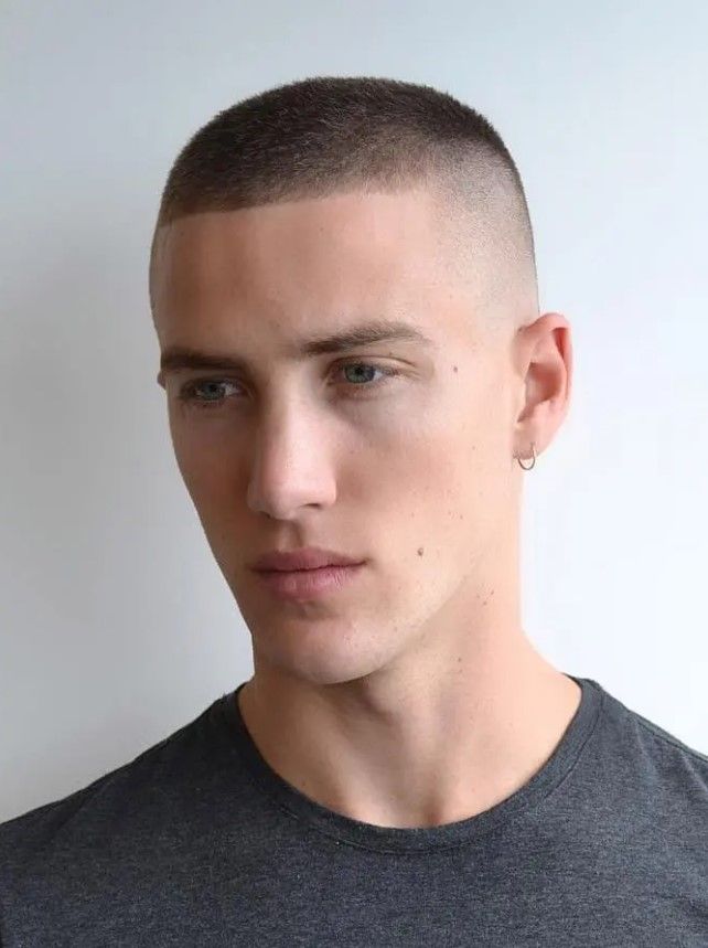 Contoh potongan rambut pendek untuk pria.