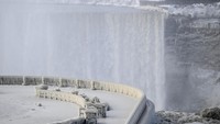 Meski beberapa foto membuat Air Terjun Niagara terlihat seperti benar-benar membeku, sebenarnya air tidak pernah berhenti mengalir. (Fatih Aktas/Anadolu Agency/Getty Images)
