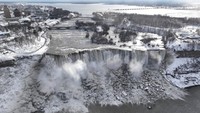 Pemandangan Air Terjun Niagara yang membeku sebagian di New York, Amerika Serikat, Selasa (27/12/2022). (Lokman Vural Elibol/Anadolu Agency/Getty Images)