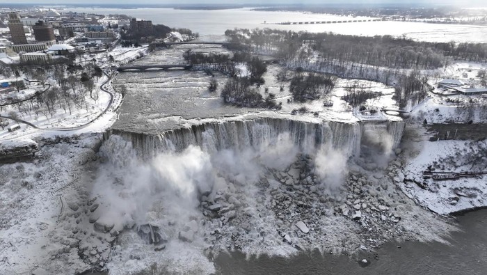 Potret Menakjubkan Air Terjun Niagara Saat Tertutup Salju NIAGARA FALLS, NEW YORK - DECEMBER 27: An aerial view of the partially frozen Niagara Falls, which is on the border with Canada, on December 27, 2022 in Niagara Falls, New York. A massive winter storm hit much of the United States in recent days. (Photo by Lokman Vural Elibol/Anadolu Agency via Getty Images)