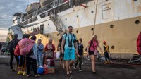 Sejumlah wisatawan mancanegara yang dievakuasi dari Kepulauan Karimunjawa, Jepara, berjalan seusai turun dari KM Kelimutu di Pelabuhan Tanjung Emas, Semarang, Jawa Tengah, Rabu (28/12/2022).