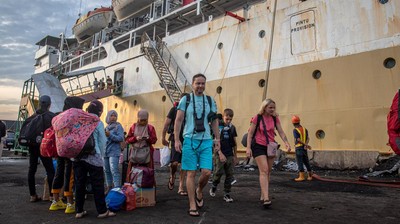 KM Kelimutu Evakuasi Wisman Terjebak Cuaca Ekstrem di Karimunjawa