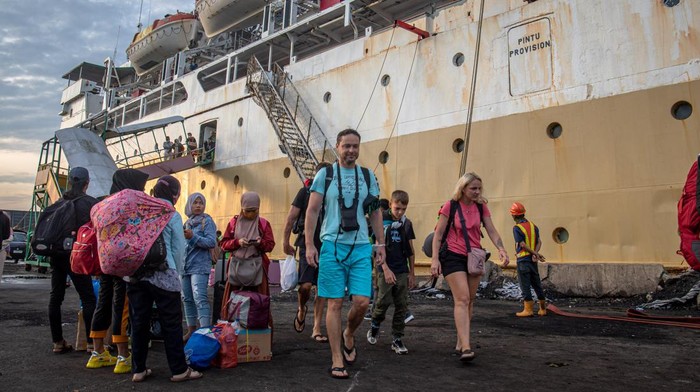 Potret Ratusan Wisatawan yang Terjebak di Karimunjawa Tiba di Semarang Sejumlah wisatawan mancanegara yang dievakuasi dari Kepulauan Karimunjawa, Jepara, berjalan seusai turun dari KM Kelimutu di Pelabuhan Tanjung Emas, Semarang, Jawa Tengah, Rabu (28/12/2022). Kementerian Perhubungan menugaskan PT Pelni agar menggunakan KM Kelimutu rute Sampit-Semarang untuk mengevakuasi 500 orang yang terdiri dari 451 wisatawan domestik dan warga lokal serta 49 wisatawan mancanegara asal Eropa dan Amerika yang terjebak di kepulauan tersebut sejak Sabtu (24/12/2022) karena gelombang laut tinggi akibat cuaca ekstrem. ANTARA FOTO/Aji Styawan/YU