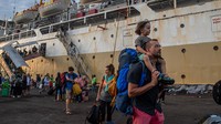 Mereka terejabk karena gelombang laut tinggi akibat cuaca ekstrem.