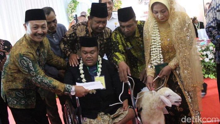 Pria jombang maskawin kambing