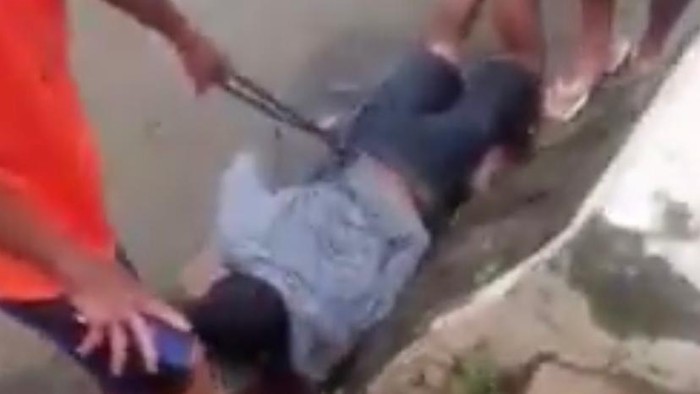 Pria yang berupaya memerkosa wanita sedang mandi di Jember jadi bulan-bulanan massa