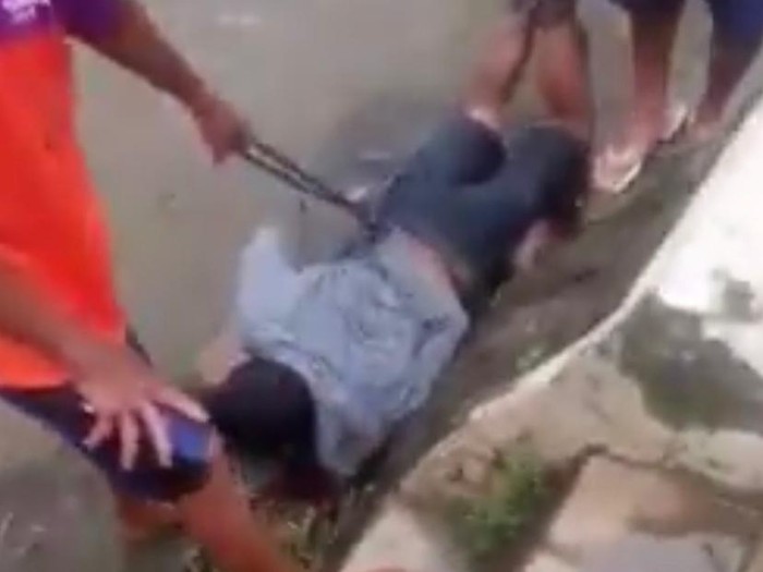 Pria yang berupaya memerkosa wanita sedang mandi di Jember jadi bulan-bulanan massa