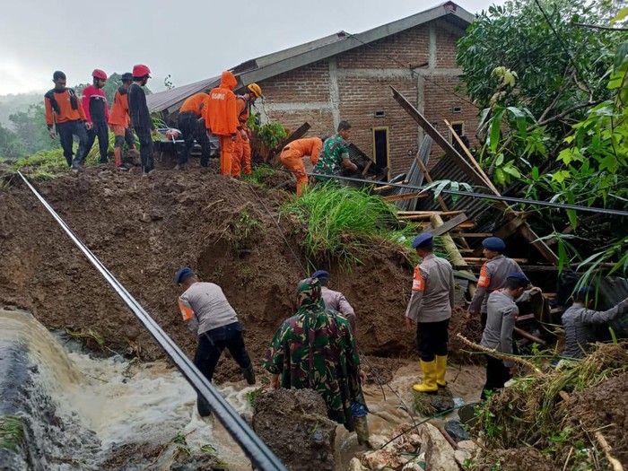 Proses evakuasi longsor di Jalan Poros Maros-Bone.