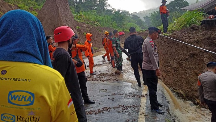 Proses evakuasi longsor di Jalan Poros Maros-Bone.