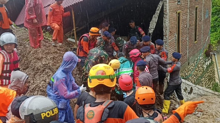 Proses evakuasi longsor di Jalan Poros Maros-Bone.