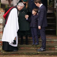 Ada momen Christopher tampak berbincang dengan pastor di gereja tersebut. Foto: Getty Images/WPA Pool