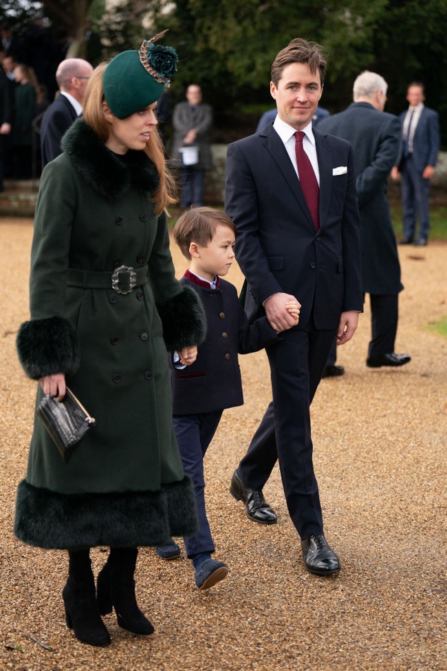 Putra Edoardo bernama Christopher Woolf hampir tidak pernah terlihat di mata publik. Tapi kini Putri Beatrice mengajak anak tirinya itu ke acara kerajaan, tepatnya di momen misa di Sandringham, Minggu (25/12/2022). Foto: Getty Images/WPA Pool